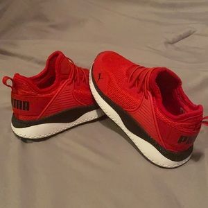Red kids pumas
